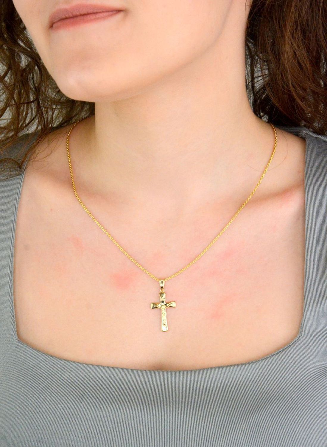 Zawieszka złota krzyż próba 375, ZA 3031A 375 Złoty wisiorek krzyżyk, wykonany z żółtego złota. Biżuteria sakralna. Wisiorek wykonany z największą starannością i dbałością o 1.jpg